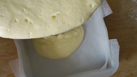 pouring ogura cake into cake pan