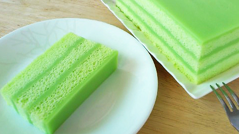 assembling cake: pouring kaya custard on pandan cake