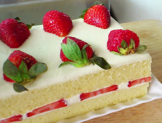 Just Putzing Around the Kitchen: Japanese-Style Strawberry Shortcake