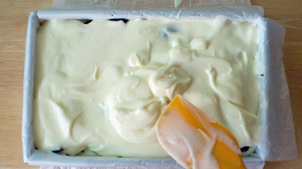 assembling oreo cheesecake