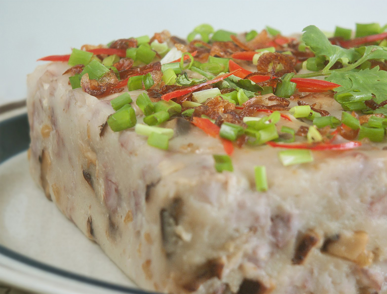 orh kueh topped with spring onions, chopped chillies, and fried shallots